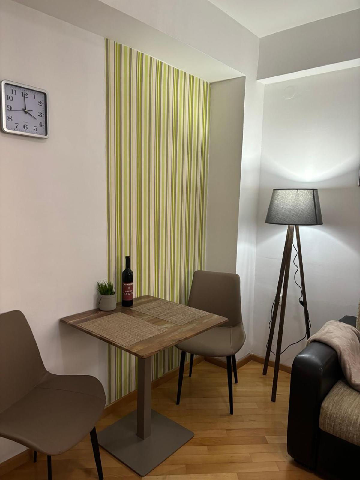 Lovely Square Apartment Purple Velvet 스코페 외부 사진