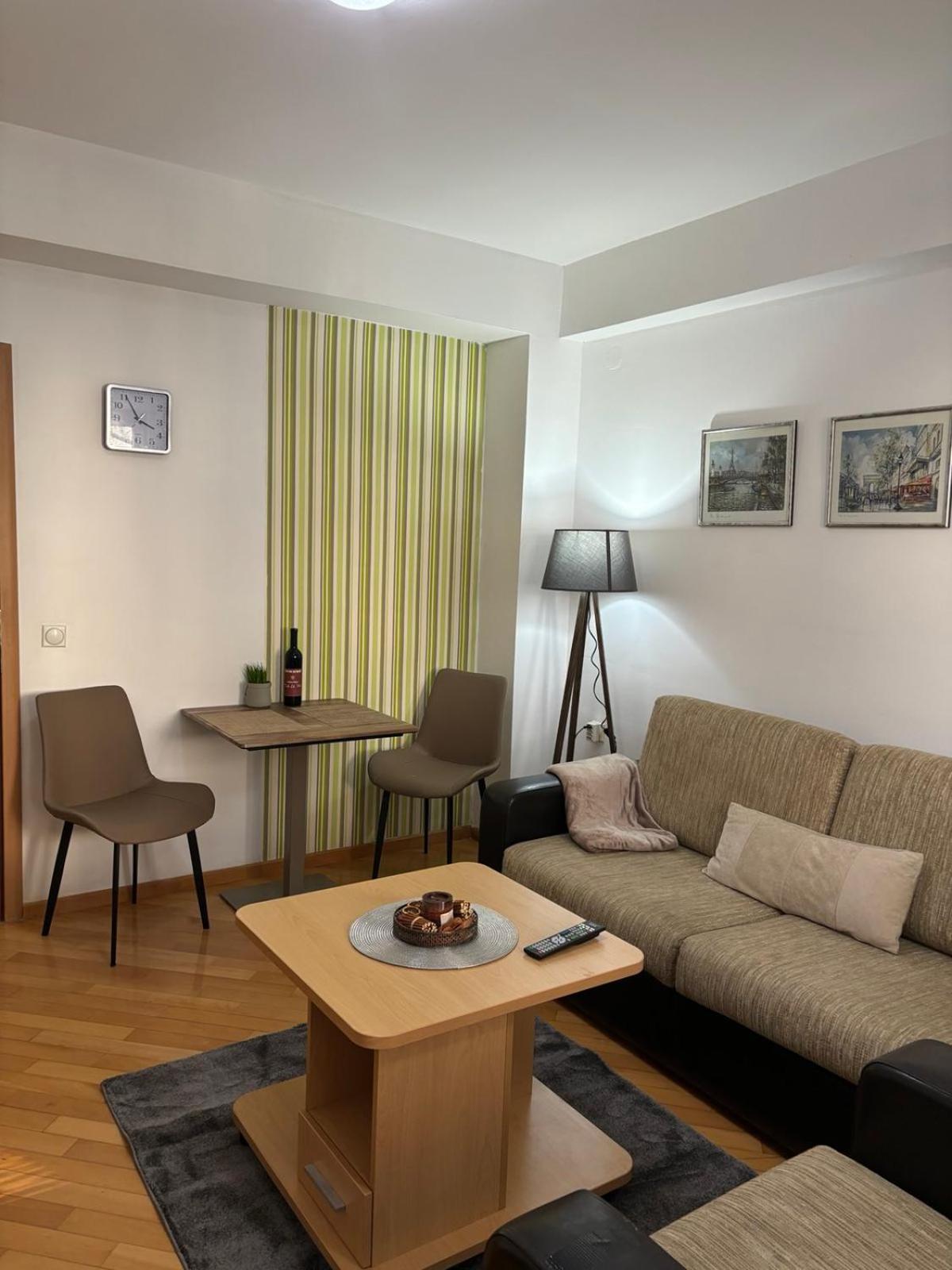 Lovely Square Apartment Purple Velvet 스코페 외부 사진