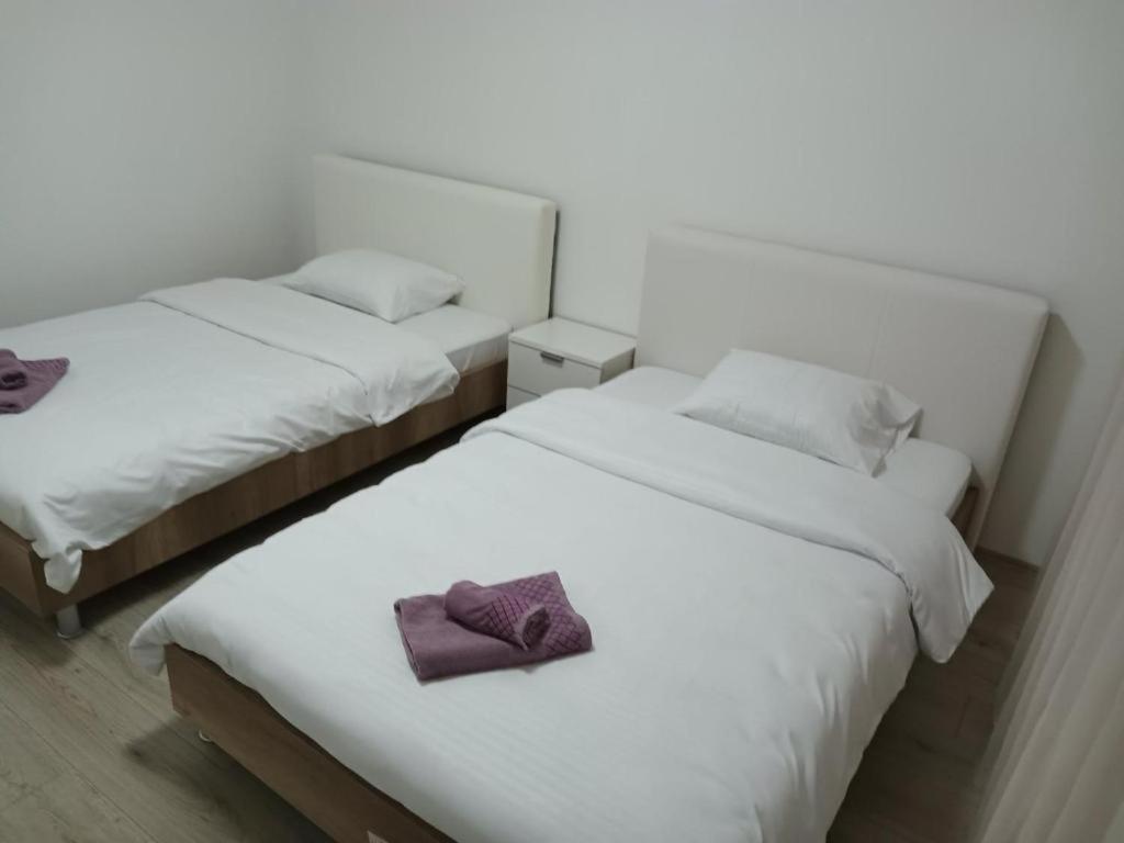 Lovely Square Apartment Purple Velvet 스코페 객실 사진