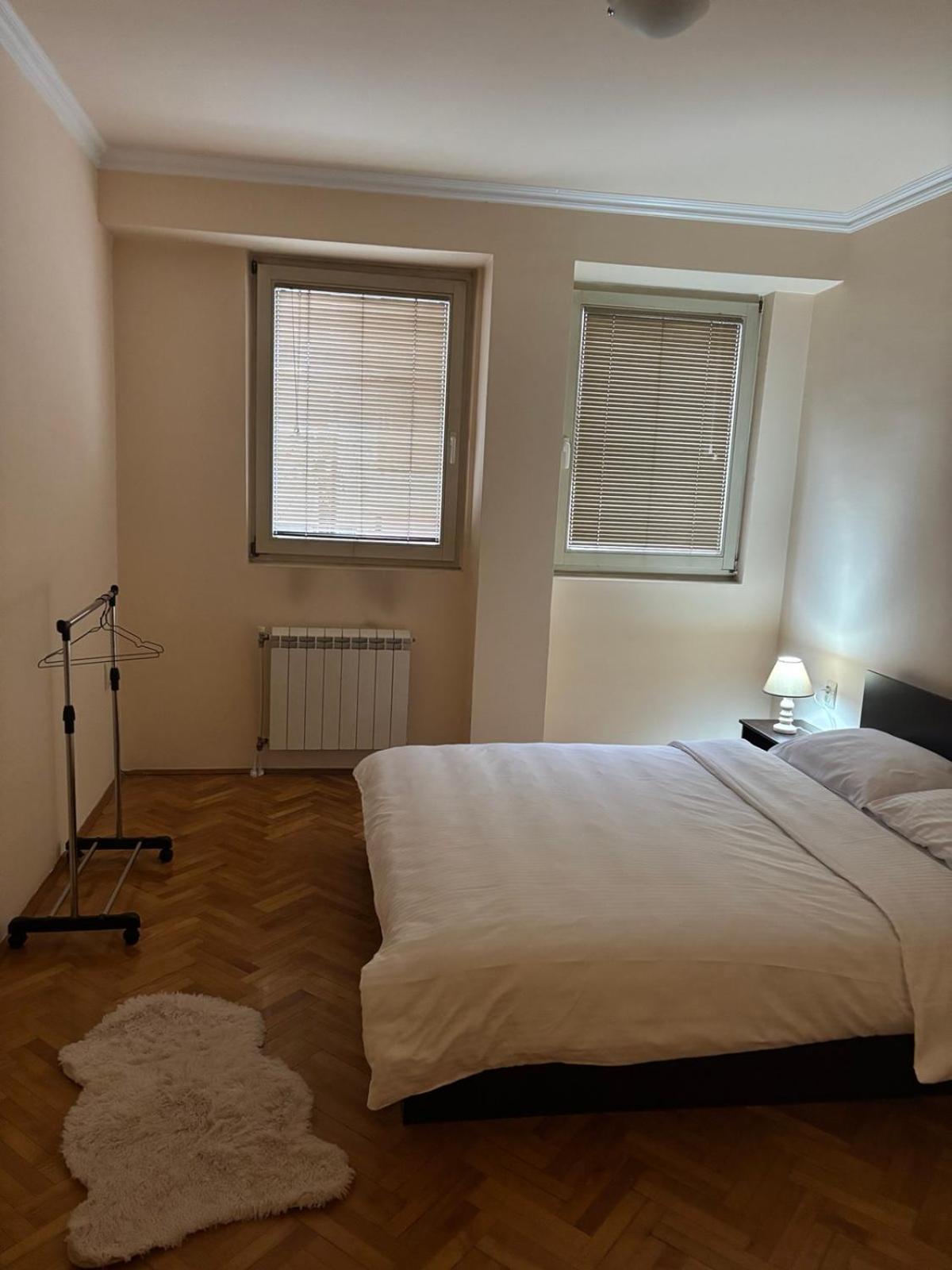 Lovely Square Apartment Purple Velvet 스코페 객실 사진