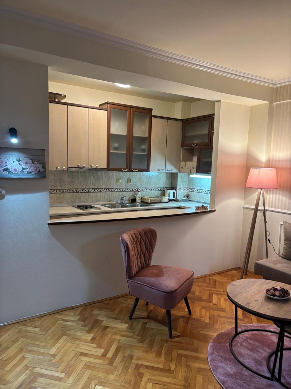 Lovely Square Apartment Purple Velvet 스코페 객실 사진